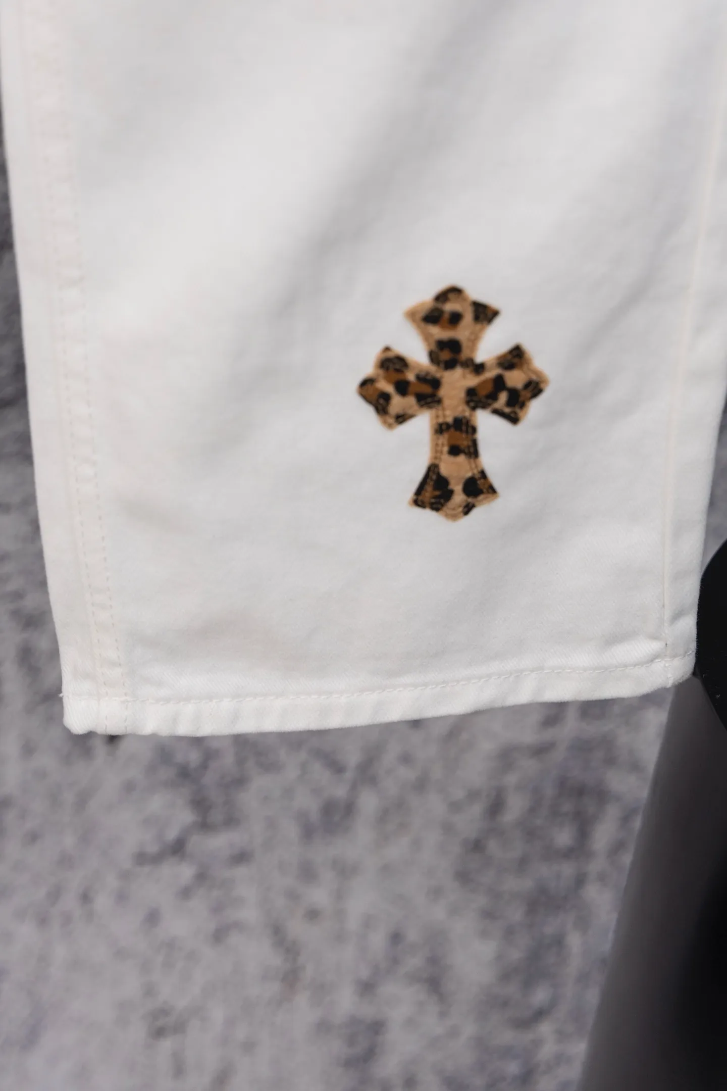 P240 CH Chromehearts limited edition leopard print double blue cross leather white jeans, priced at 34W level, patchwork cross pattern embellishment, washed jeans! ! An absolutely high-end luxury product, a 1.9W-level god-level single product, a super popular product, made by top heavy industry, a magic weapon that cannot be missed! [About Zangyin] This is an extremely luxurious fashion brand that can also be called the aristocracy of the high street. It has always been an exclusive brand for some hipsters or rich second generations. Compared with ordinary high streets, it is more luxurious and noble. Compared with luxury brands, it is more fashionable and individual. It has always been a brand that I have a special liking for. [Top heavy industry fashion design] Consistently high-street luxury style. Speaking of this style, the Zangyin family and GU family are definitely the leading representative brands. Especially the Zangyin family has really achieved a state-of-the-art effect in creating high-street style. The unique washed material is used to create this style. The color system is already quite eye-catching. After it is decorated with patchwork cross flowers, it cleverly highlights the charm of the brand. Secondly, this style uses classic The high-waist cutting design highlights the long legs and fashionable temperament of the upper body. The brand is highly recognizable and the slim fit configuration is more suitable for daily wear. It is a product that interprets personality, fashion, and specifications at a glance. This single product is enough to make any fan excited. It can be a white T-shirt for a youthful college style, or a tight suspender for a royal style. It has strong matching ability and can be easily controlled by men.  [Materials and craftsmanship] Needless to say, this point goes without saying. As an excellent craftsman brand, Zangyin’s requirements for details and craftsmanship are really perfect. The washed color of this model has gone through so many processes, not to mention the embellishment of denim appliques. It is also purely hand-made and sewn. Just like what they believe in, only hand-made things have soul and have the meaning of wear. A top-notch heavy-duty fashionable denim item, I look forward to your perfect interpretation! !  Color: white Size: 28-36